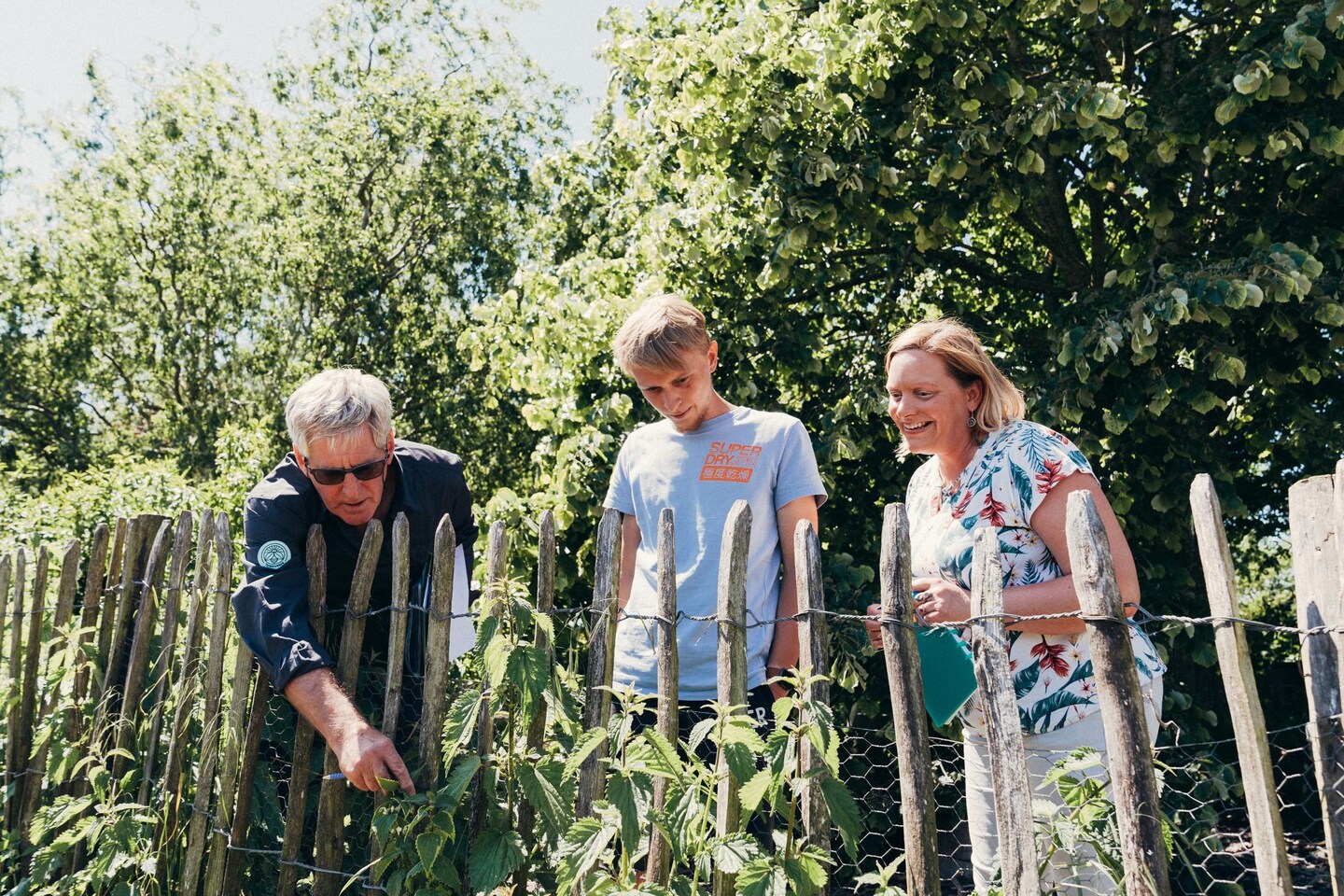 Tuinranger Patrick Van Damme wijst Nele Rommelaere op het nut van brandnetels. ‘Veel vlinders gebruiken ­netels als voeding voor hun larven.’