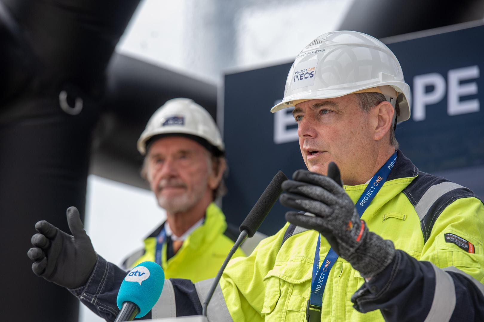 Ineos-oprichter Jim Ratcliffe en premier Bart De Wever (N-VA) bij Project One in de Antwerpse haven.