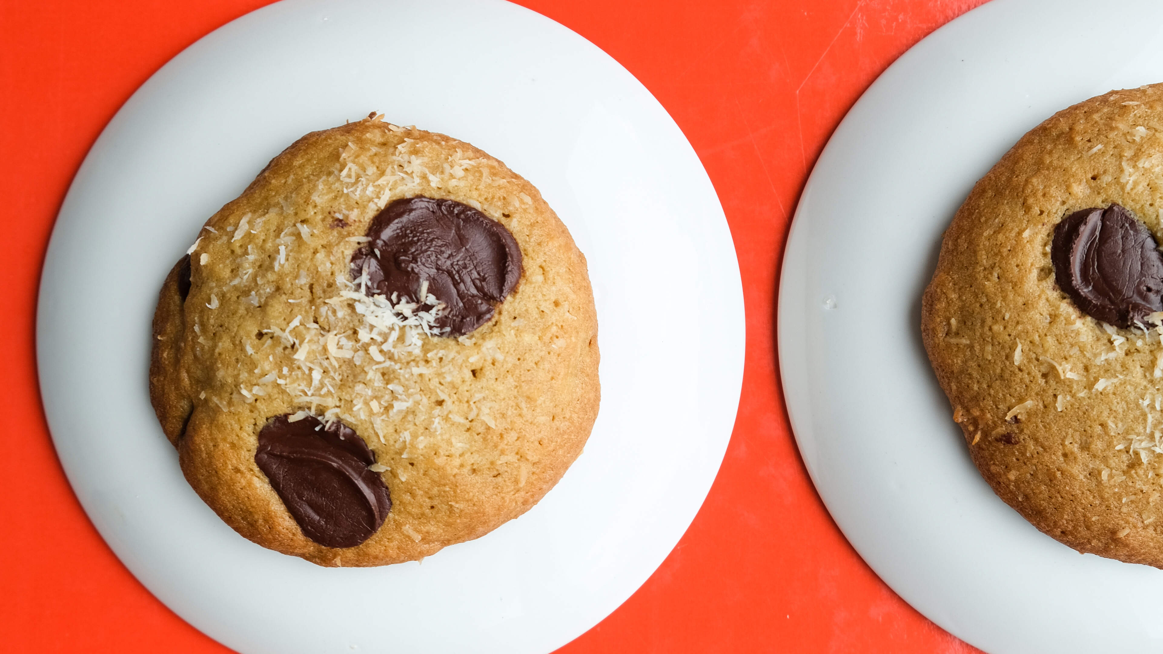 Makkelijke kokos-chocoladekoekjes met een smeuïge binnenkant: zo maak je ze