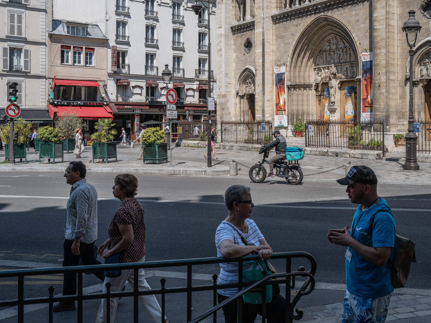 Het voorplein van de kerk Saint-Jean-Baptiste de Belleville, tegenover Café Le Lescot, gelegen in het hart van het 19e arrondissement in Parijs.