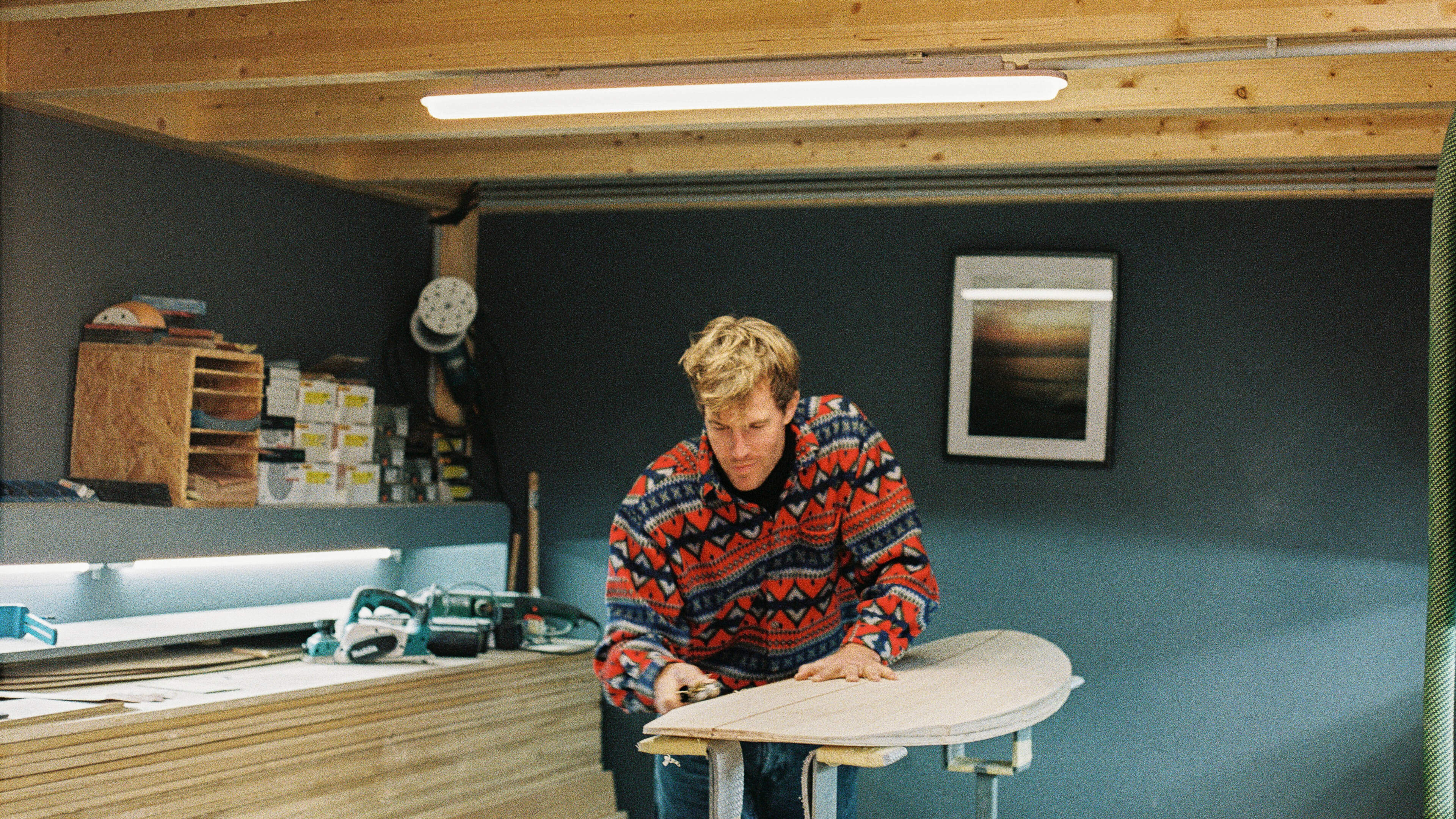 Antoine Thys laat de houten surfplank weer schitteren: “Als je ze met zorg maakt, presteren ze net zo goed als foamboards”