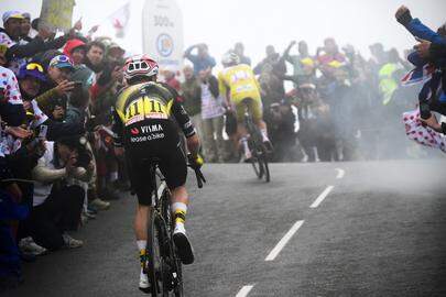 Jonas Vingegaard moet Tadej Pogacar laten gaan op de Col de la Loze.