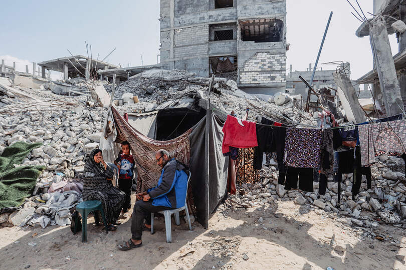 Wie geluk heeft, kan in een van de half rechtstaande gebouwen wonen. De rest moet zich behelpen met doeken en zeilen om een tent mee te maken. 