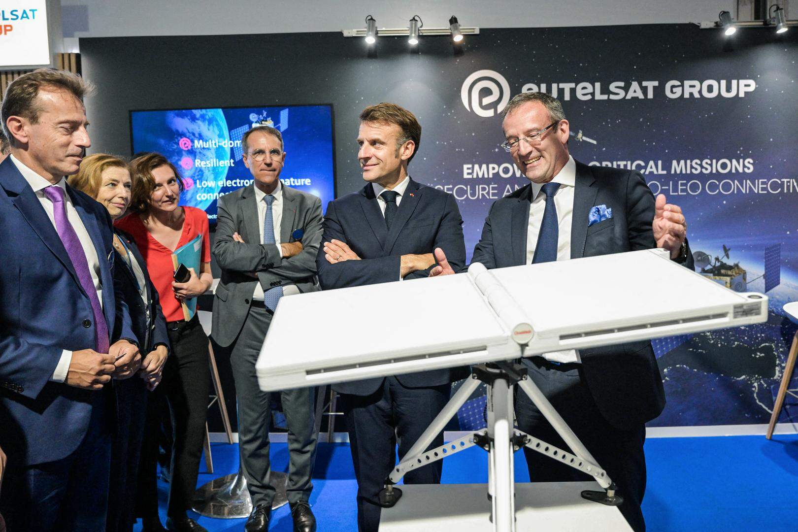 De Franse president Emmanuel Macron aan de stand van Eutelsat op de International Paris Air Show, vrijdag.