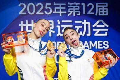 Silke Macharis Maysae Bouhouch met hun gouden medailles.