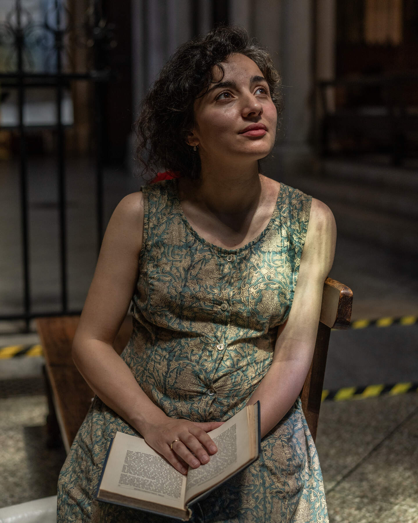 Safae el Khannousi, Nederlandse schrijfster en de jongste winnaar ooit van de Libris Literatuurprijs, poseert voor een portret in kerk Saint Jean-Baptiste in Belleville, in het 19e arrondissement van Parijs.