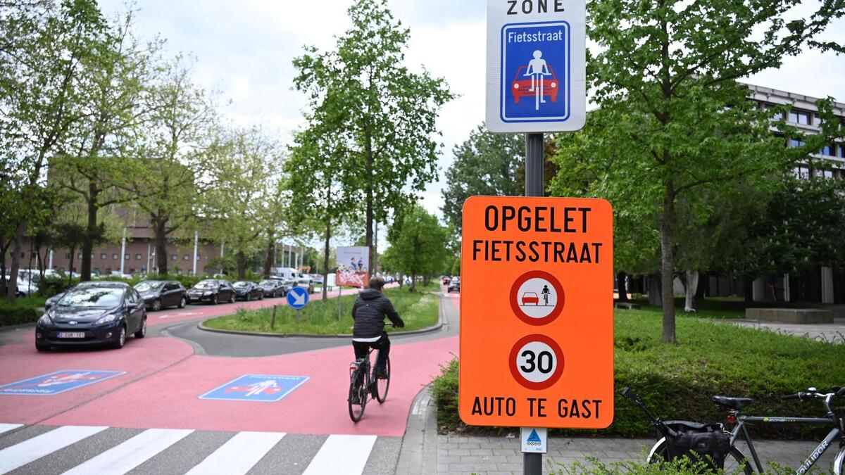 Wie fietser voorbijsteekt in fietsstraat kan binnenkort GAS-boete ...