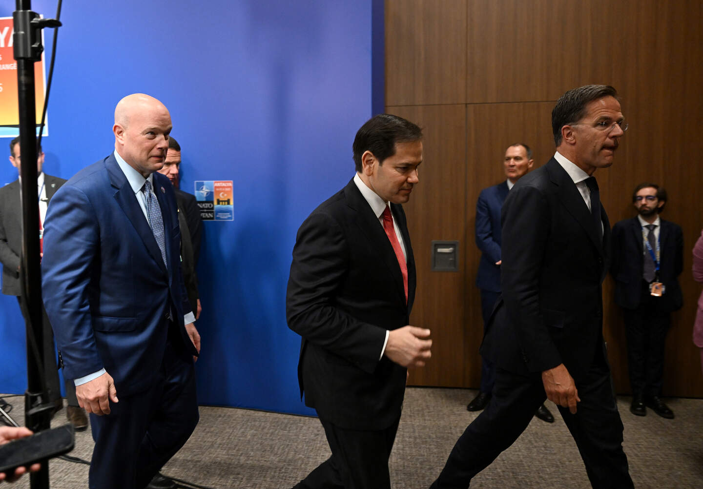 De Amerikaanse minister van Buitenlandse Zaken, Marco Rubio (midden), Navo-secretaris-generaal Mark Rutte (vooraan) en de Amerikaanse ambassadeur bij de Navo, Matthew Whitaker (achteraan) in Antalya.