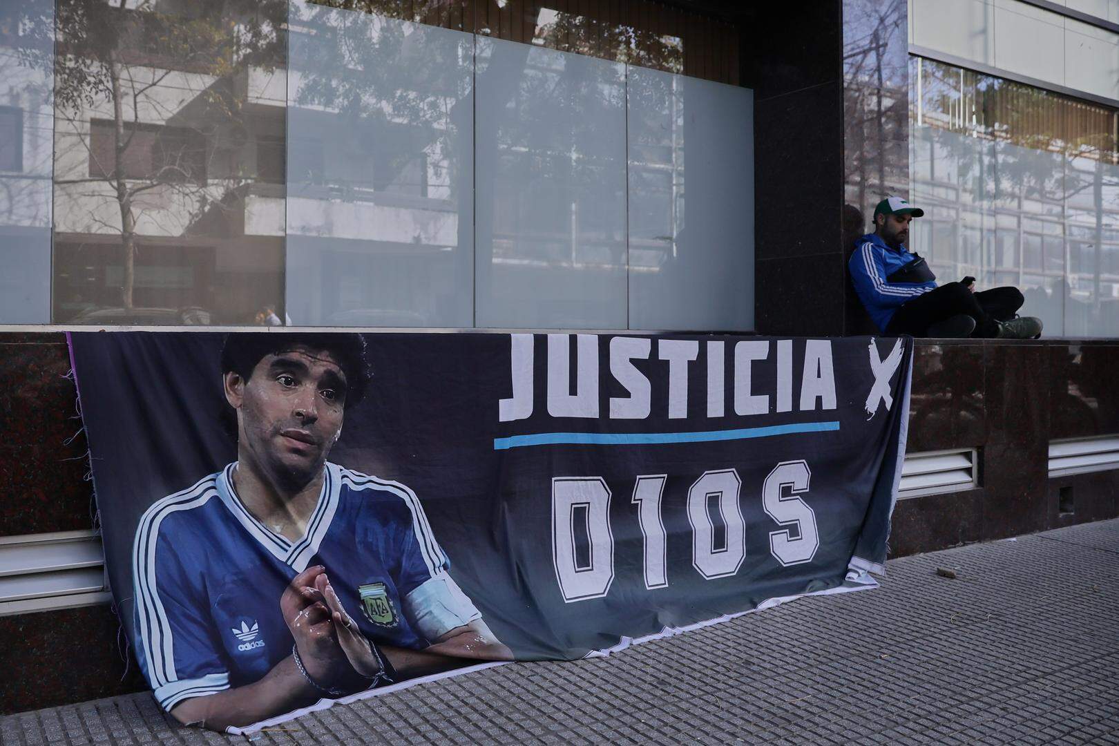 Een banner van Diego Maradona is te zien tijdens het proces.