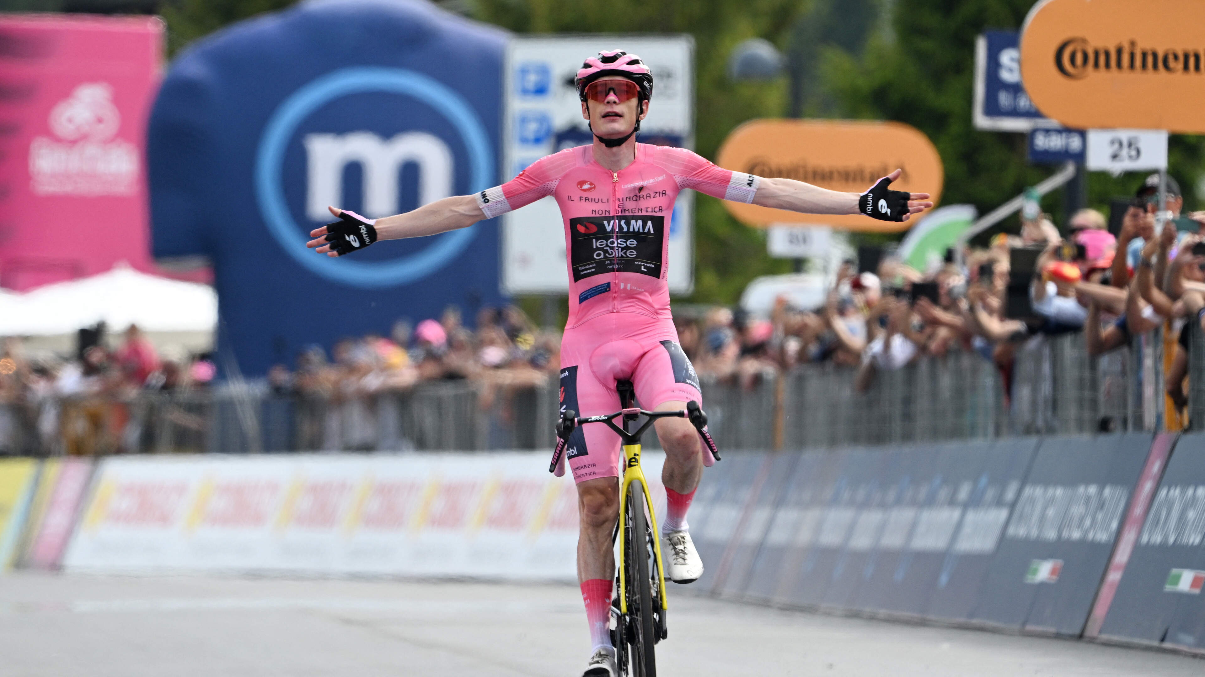Vingegaard zet ook laatste bergetappe in Giro naar zijn hand, Wiebes sprint naar zege en leiderstrui in eerste rit van Giro Donne