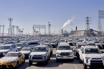 Toyota-wagens die verscheept werden vanuit Japan naar de haven van Long Beach, Californië. Japan voert vooral auto’s uit naar de VS.
