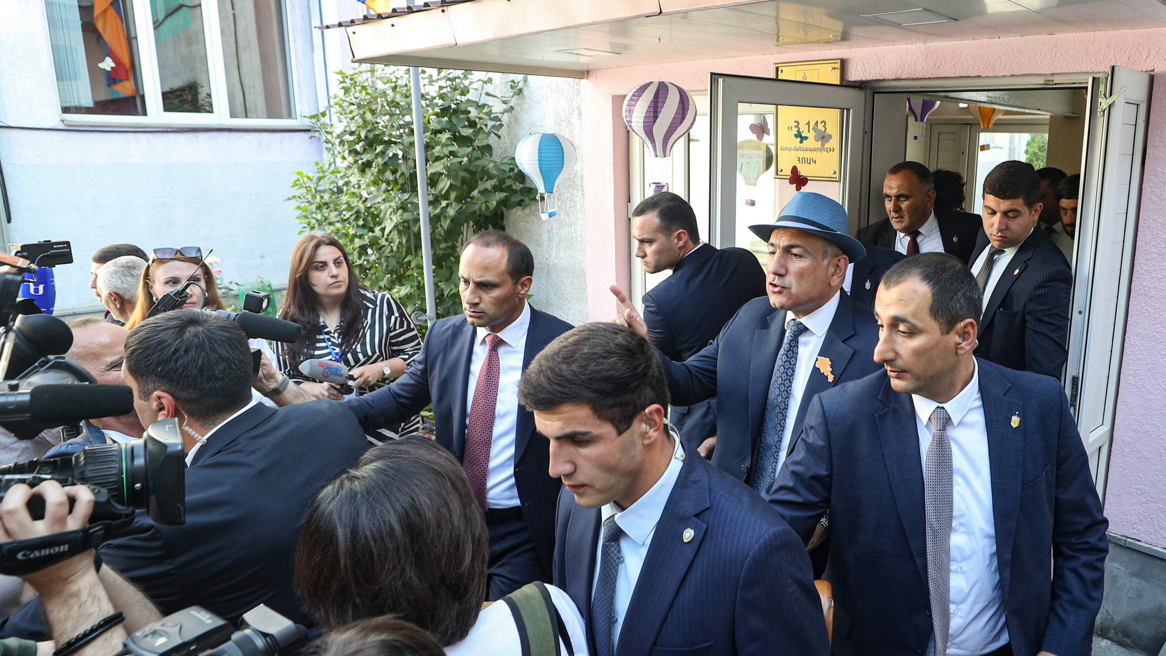 Pro-westerse premier van Armenië kan hopen op verkiezingsove