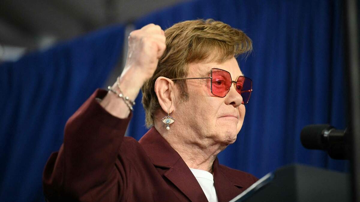 エルトン・ジョンは公開でオーブンを掃除し、ズハル・デミルは秘密でブラインドデートをした