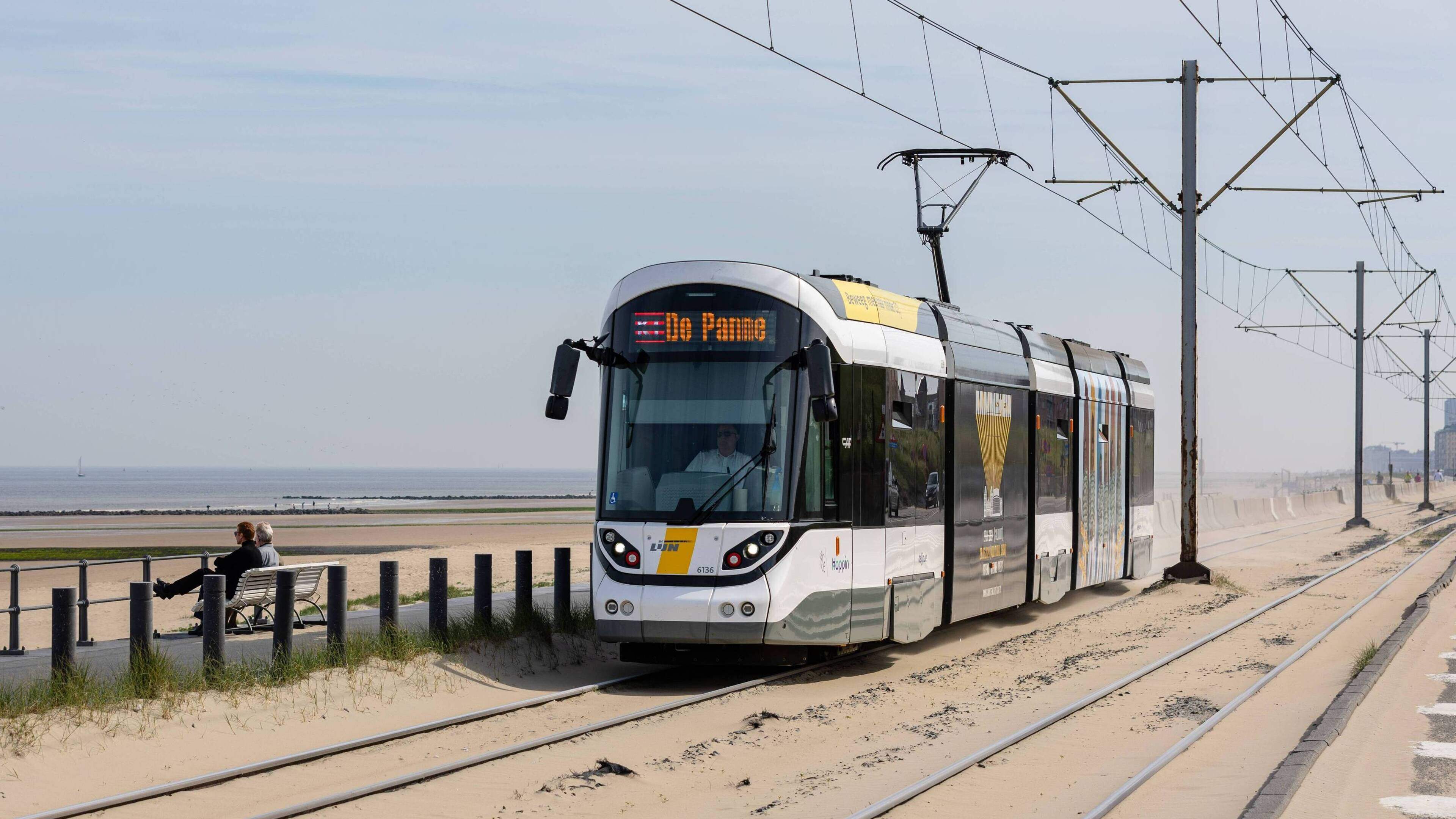Voorlopig twee verdachten aangehouden na geweld op kusttram in De Haan