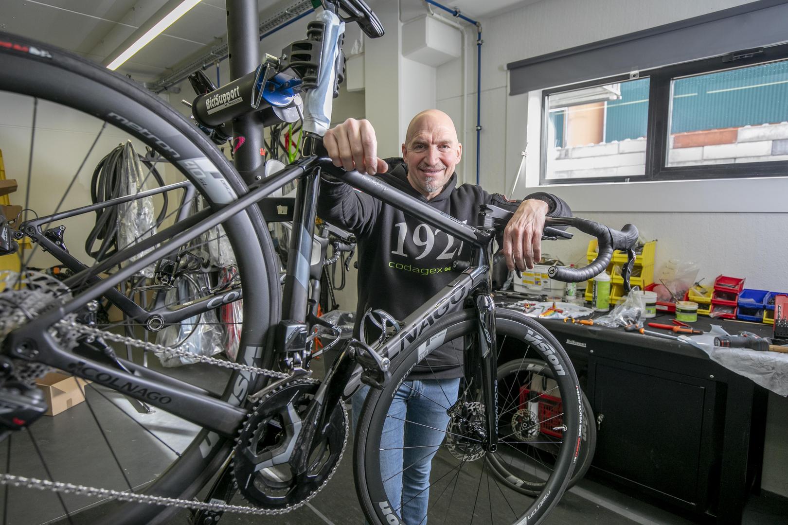 Ludo Dierckxsens doet fietsonderhoud-foto joren de weerdt