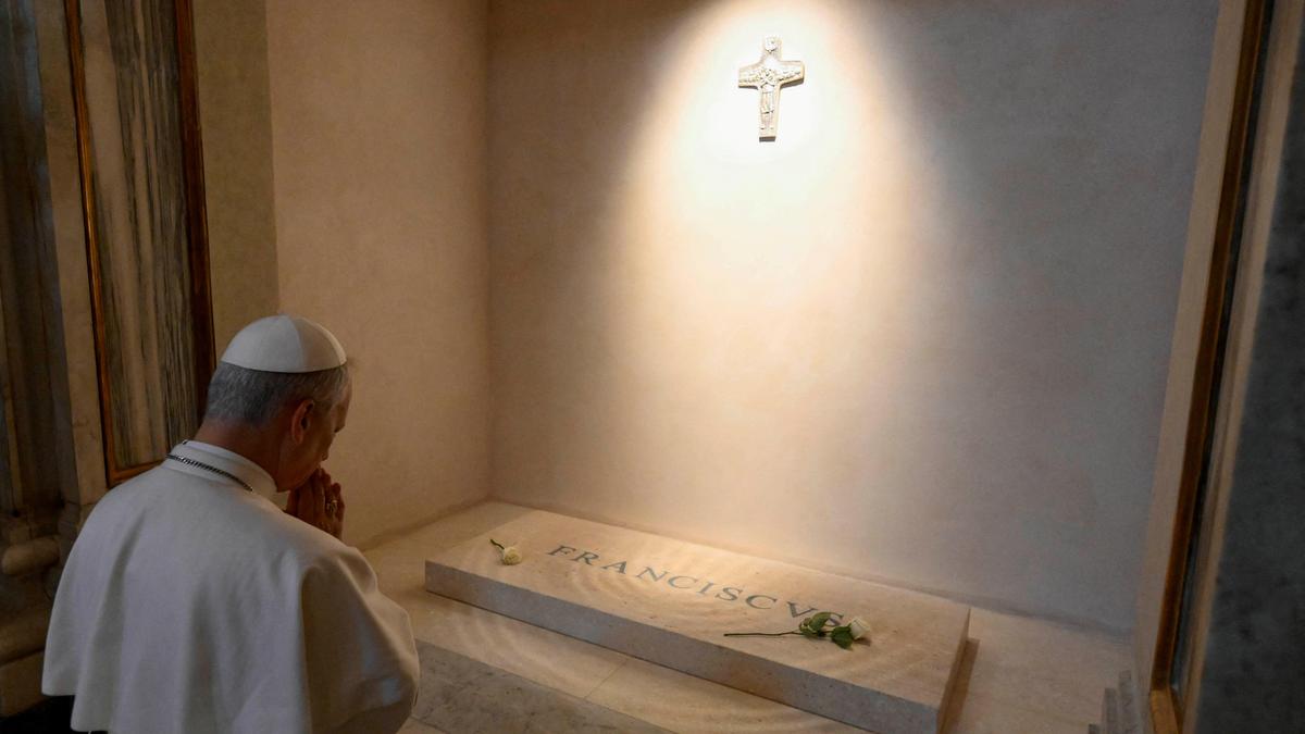 Nieuwe Paus Leo XIV brengt eerbetoon aan zijn voorganger op indrukwekkend grafbezoek