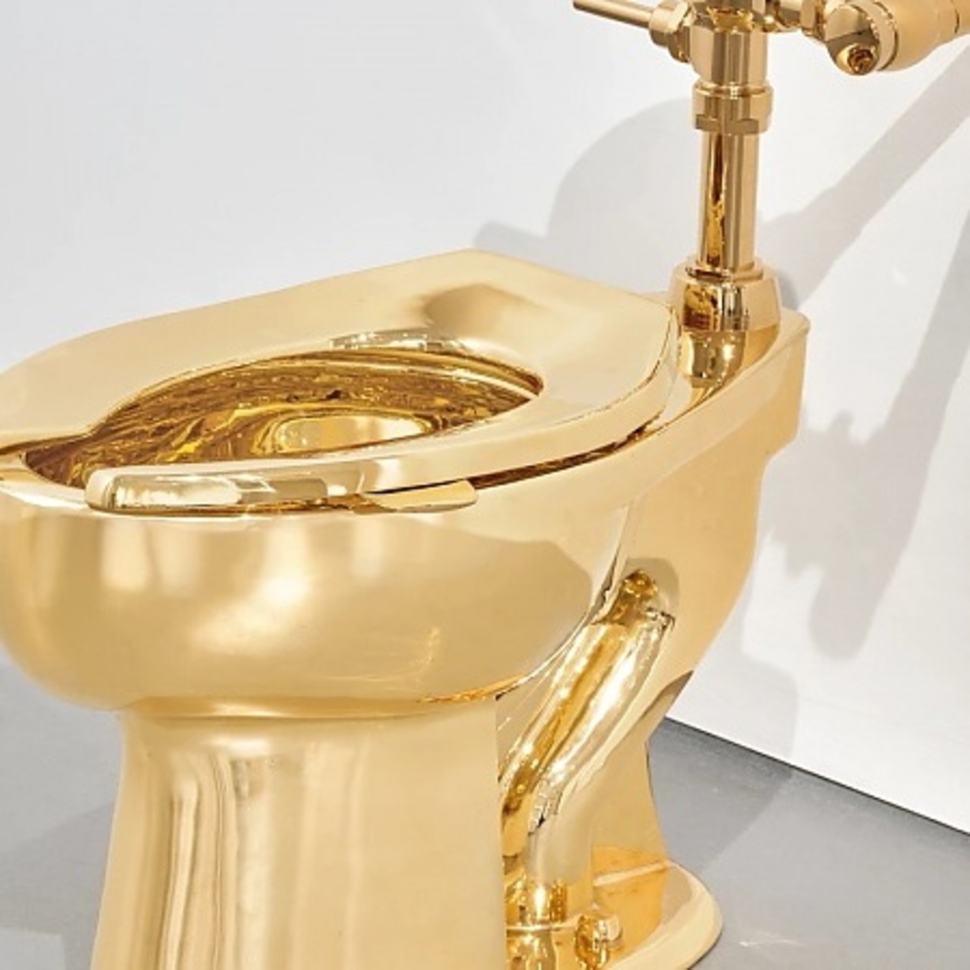 Sotheby's veilt “duurste toilet ter wereld” van provocateur