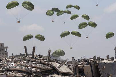 Humanitaire luchtdroppings boven Gaza-Stad.