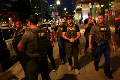 Leden van de nationale Drug Enforcement Administration (DEA) patrouilleren in de straten van Washington DC.