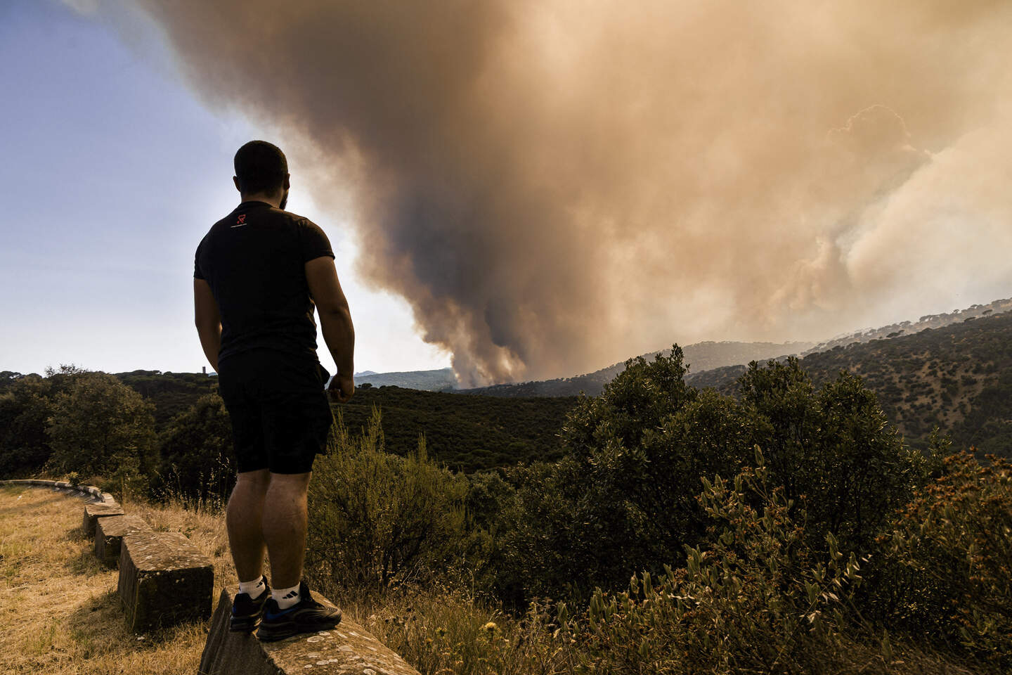 A person watches the fire spread on 23 July 2026 in San Martín de Valdeiglesias, Madrid (Spain). A new wildfire broke out on Thursday in the Community of Madrid after a car caught fire on the M-501 in the town of San Martín de Valdeiglesias, with the flames spreading to the surrounding woodland, according to eyewitnesses speaking to Europa Press. Photo by Carlos Luján/Europa Press/ABACAPRESS.COM
