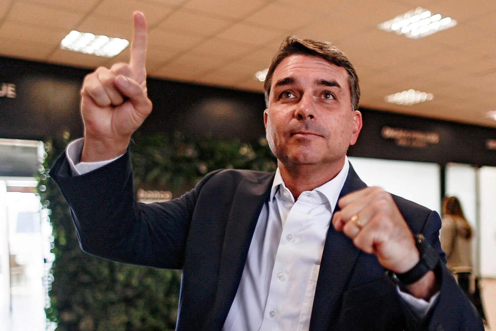 Flavio Bolsonaro, de zoon van, vraagt miljoenen aan van fraude verdachte  bankier om film over zijn vader te financieren | De Standaard
