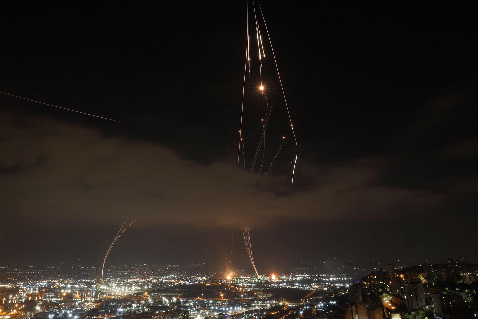 Het Israëlische luchtafweersysteem onderschept Iraanse raketten boven de stad Haifa. 