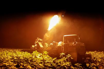 Een Oekraïense eenheid neemt een overvliegende Russische drone onder vuur.