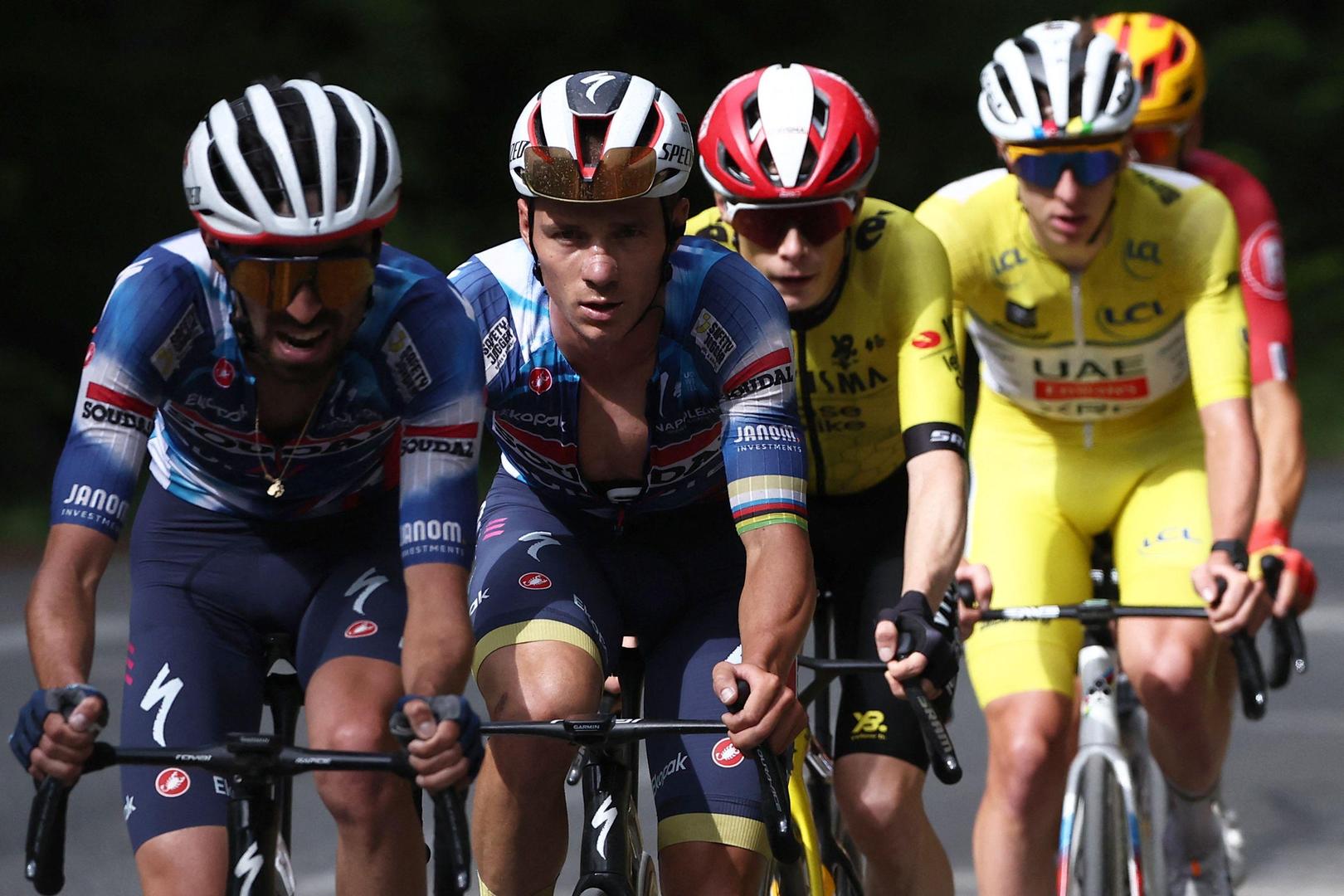 Remco Evenepoel (midden) panikeert naar eigen zeggen niet voor de Tour. 