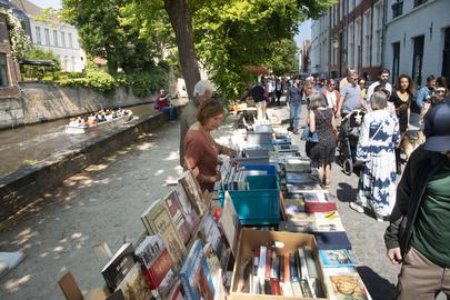 Hier: boekenmarkt in Brugge